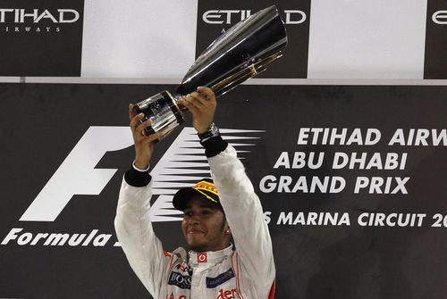 F1: Lewis Hamilton profita de abandonul lui Vettel si se impune la Abu Dhabi