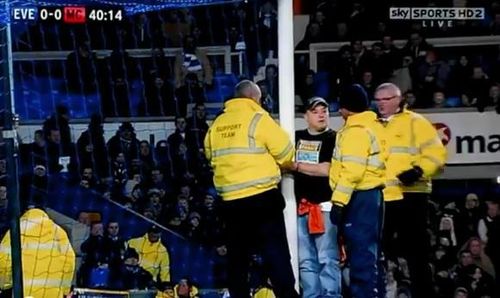 VIDEO Scene incredibile la Everton - Manchester City: Cum a reusit un suporter sa intrerupa minute bune meciul