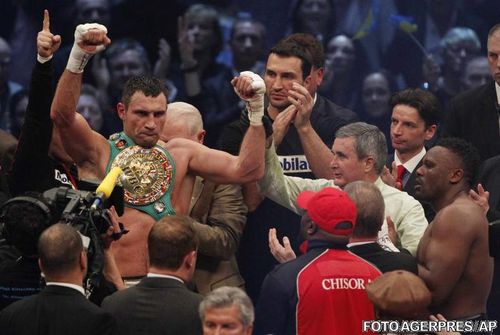 VIDEO  ​Vitali Klitschko si-a pastrat titlul mondial al "greilor"/ Un nou gest murdar al challengerului Chisora