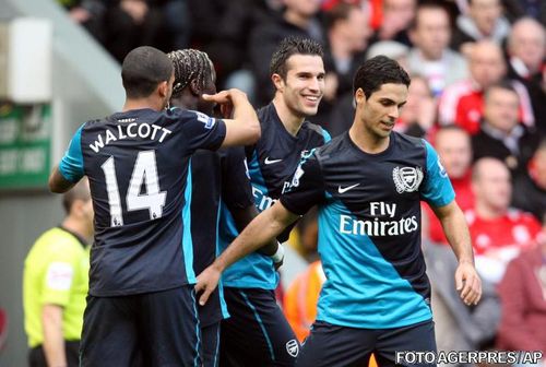 O dubla a lui Robbie van Persie a ajutat Arsenal sa invinga pe terenul lui Liverpool (1-2)