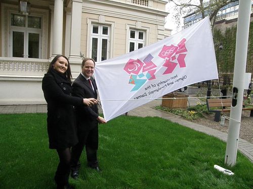 VIDEO FOTOGALERIE Ambasada Marii Britanii a premiat cel mai frumos mesaj de sustinere pentru sportivii romani de la Olimpiada din Londra. Ambasadorul Martin Harris: "Sper ca Romania sa cucereasca multe medalii"​