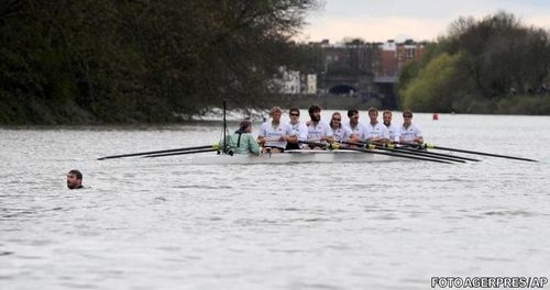 VIDEO Celebra cursa anuala de canotaj intre Oxford si Cambridge, suspendata la jumatatea distantei dupa aparitia unui inotator in Tamisa