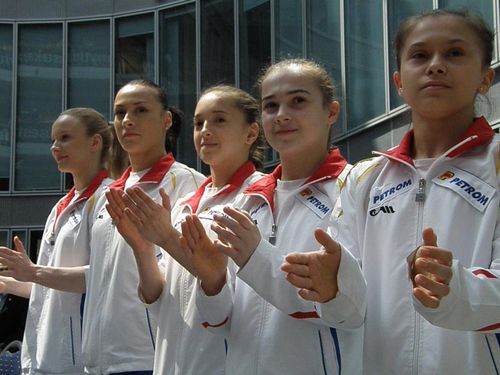 ​FOTOGALERIE Fetele de aur ale gimnasticii romanesti; Sandra Izbasa: "Vrem sa va facem mandri de noi la Olimpiada"