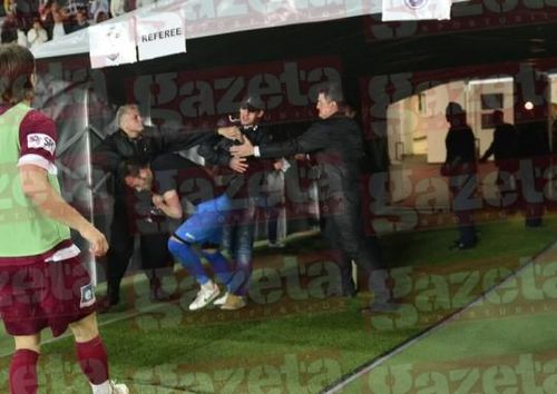 Gsp.ro: Incidente la "U" - CFR Cluj/ Portarul Beto a fost lovit de un fan al Universitatii