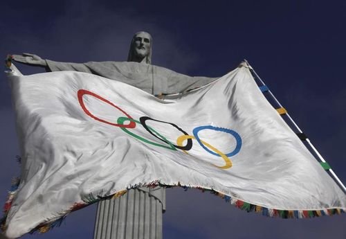 Drapelul olimpic a fost arborat pe Corcovado, langa statuia Isus Mantuitorul din Rio