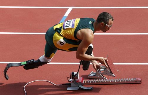 JO 2012 VIDEO Atletul Oscar Pistorius, primul sportiv cu picioarele amputate care evolueaza in competitia olimpica