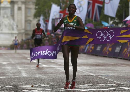 JO 2012 Tiki Gelana din Etiopia castiga maratonul olimpic, argintul ii revine lui Priscah Jeptoo din Kenya. Rusoaica Tatyana Petrova castiga bronzul