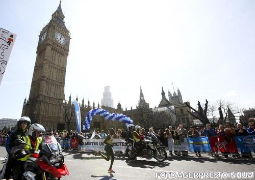 Maratonul de la Londra: Alergatorii au purtat banderole negre. Moment de reculegere in memoria victimelor de la Boston