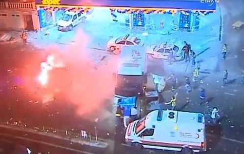 VIDEO Un suporter a murit dupa ce a fost injunghiat la derbiul Fenerbahce vs Galatasaray