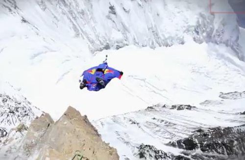 VIDEO  Saritura record pe muntele Everest, de la peste 7200 m, marcand 60 de ani de la prima escaladare