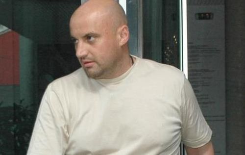 VIDEO Perchezitii la clubul Jiul Petrosani - Alin Simota, vizat de actiunea procurorilor DIICOT pentru santaj si camatarie