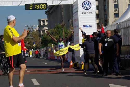 VIDEO  Kenyanul Chelokoi Bushendich si etiopianca Neri Worku, castigatorii Maratonului International Bucuresti