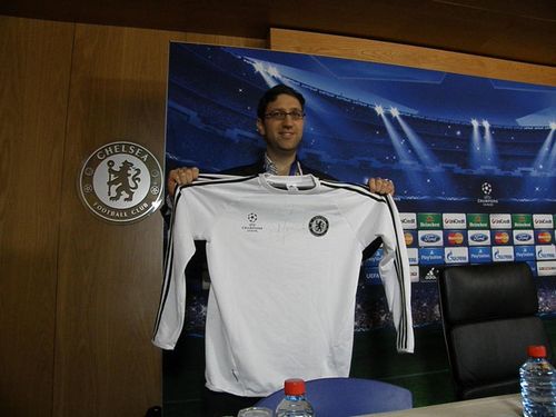 Povestea translatorului roman caruia Jose Mourinho i-a dat tricoul dupa conferinta de presa de marti: "Sunt plecat din tara din 1990, dar nu pot sa spun ca imi este dor de Romania"