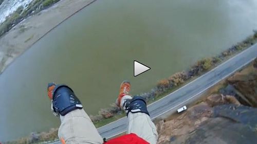 VIDEO BASE Jumping: Saritura ii putea fi fatala - A supravietuit ca prin minune