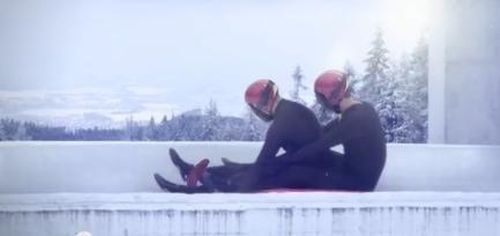 VIDEO JO SOCI O organizatie din Canada ridiculizeaza legile anti-gay ale lui Putin: "Jocurile Olimpice au fost mereu putin gay"