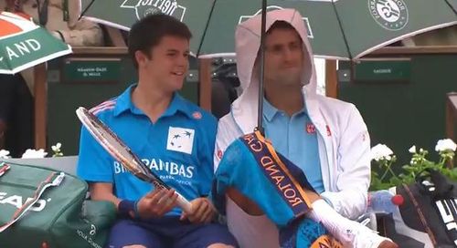 VIDEO Clipul zilei: Novak Djokovic, inca o data genial - Cum a petrecut sarbul in timp ce partida era intrerupta de ploaie