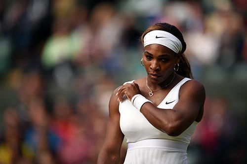 VIDEO Wimbledon: Scene bizare cu Serena Williams care a abandonat la dublu 'din cauza unui virus"/ A facut patru duble greseli, iar arbitrul a oprit partida pentru a-i verifica starea de sanatate