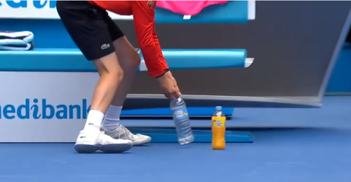 VIDEO Faza zilei la Australian Open: Cum reactioneaza Rafa Nadal dupa ce vantul ii darama una dintre sticlele de langa scaun