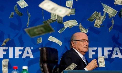 VIDEO Imaginile zilei: Sepp Blatter, "atacat" cu un teanc de bani de un comediant britanic in timpul unei conferinte de presa