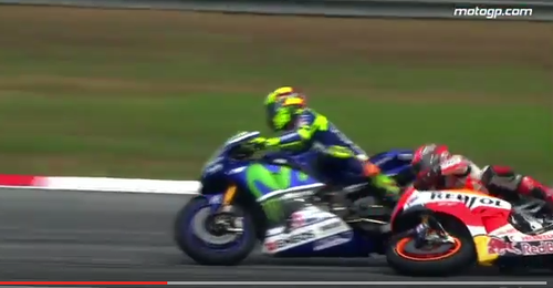 VIDEO Scandal mare in MotoGP: Valentino Rossi, acuzat ca a produs abandonul lui Marc Marquez, dupa ce l-ar fi lovit cu piciorul