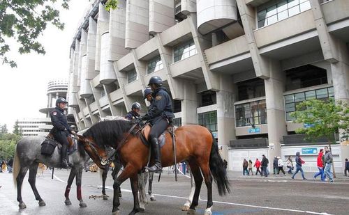 Efectul atentatelor de la Paris: Pana si sandvisurile fanilor vor fi verificate la Real Madrid vs Barcelona