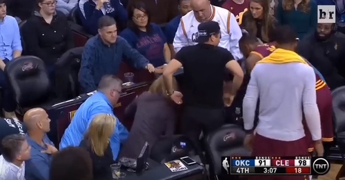 VIDEO Baschetbalistul LeBron James a lovit accidental o spectatoare. Femeia a ajuns la spital