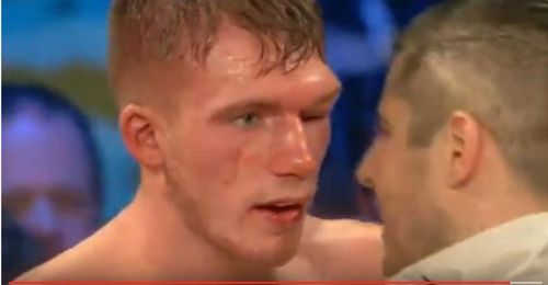 VIDEO Fostul campion mondial la box Chris 
Eubank Sr si-a sfatuit fiul sa nu-si mai loveasca adversarul la cap, 
pentru a nu-l rani prea grav / Nick Blackwell a ajuns la spital si este 
in coma indusa