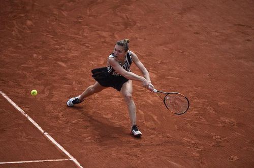 Roland Garros Meciul Simona Halep - Samantha Stosur, intrerupt de ploaie la scorul de 5-3 pentru romanca, se va incheia luni