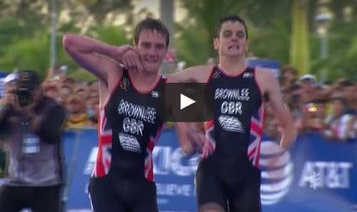 ​VIDEO Emotionant: I s-a facut rau inainte de sosire si a terminat cursa ajutat de fratele sau - A pierdut insa titlul mondial la triatlon