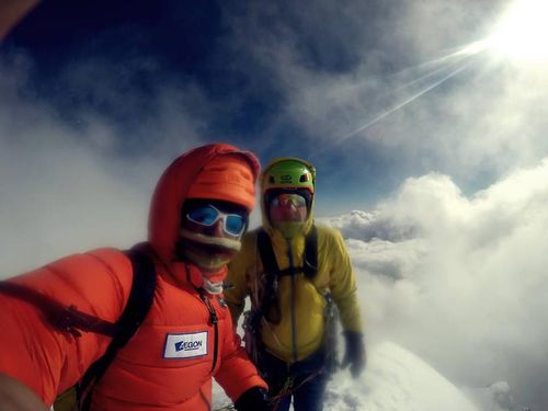 Romanii Vlad Capusan si Zsolt Torok, primii alpinisti ajunsi pe varful 
himalayan Peak 5: Vom putea sa ii dam nume si va fi unul romanesc