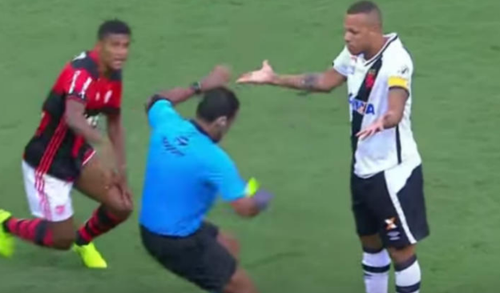 VIDEO Pana si arbitrii triseaza? Eliminare hilara suferita de Luis Adriano in campionatul Braziliei