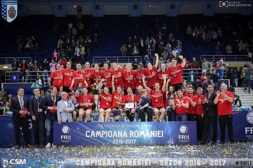 Handbal (f): CSM Bucuresti a primit trofeul de campioana nationala pentru sezonul 2016-2017