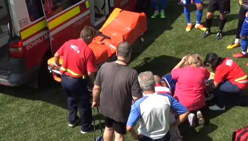 VIDEO Un jucator de la Chiajna II, la un pas de moarte dupa un duel cu un adversar - A fost transportat catre spital cu o ambulanta fara medic