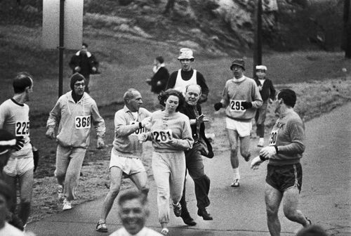 VIDEO Femeia care a facut istorie la Maratonul din Boston in 1967, Kathrine Switzer, va participa duminica, dupa 50 de ani, la startul maratonului din New York