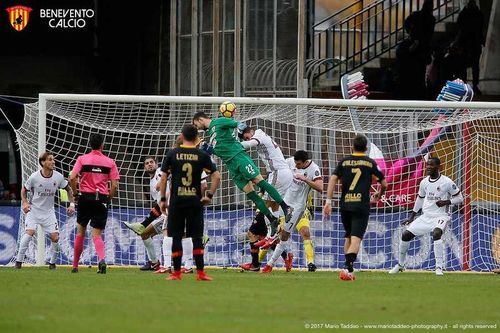 VIDEO Portarul Brignoli a adus primul punct pentru Benevento in Serie A (2-2 cu AC Milan): "M-am aruncat ca un portar, nu ca un atacant"