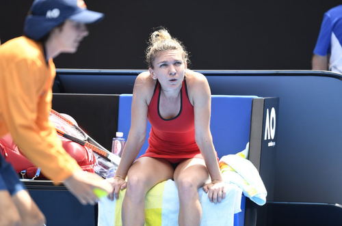 VIDEO  Simona Halep are probleme fizice si a cerut ajutorul medicilor in finala cu Caroline Wozniacki​