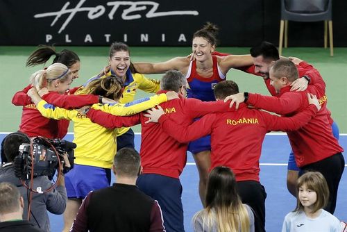 FedCup: Romania vs Canada 3-1/ "Tricolorele" s-au calificat la barajul pentru promovarea in primul esalon valoric - Irina Begu a adus punctul decisiv (6-2, 6-4 cu Khaterine Sebov)