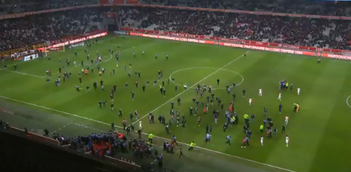 VIDEO Bataie generala dupa meciul Lille vs Montpellier: Suporterii gazdelor au invadat terenul si si-au lovit favoritii