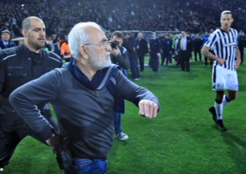VIDEO Haos total la finalul derby-ului PAOK - AEK: Presedintele echipei antrenate de Razvan Lucescu a intrat pe teren cu un pistol