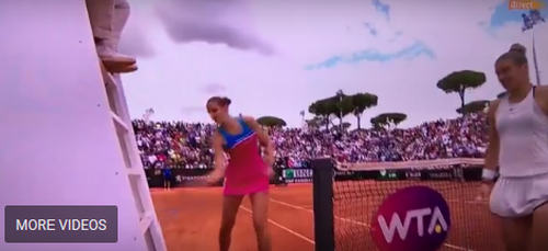 VIDEO WTA Roma: Karolina Pliskova, învinsă în turul doi de Maria Sakkari - Sportiva din Cehia a rupt cu racheta scaunul arbitrei după infrângere