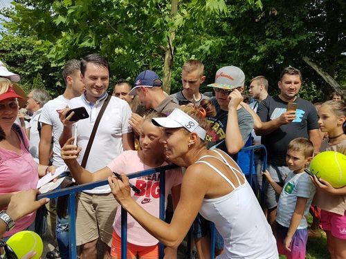 ​FOTO Mihaela Buzărnescu, urcarea continuă din clasamentul WTA, calificarea în turul doi de la București și "lupta" pentru un autograf