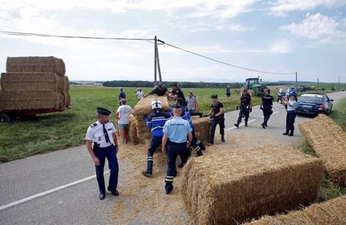 VIDEO Turul Franței: Un protest al fermierilor a oprit preț de câteva minute etapa a XVI-a / S-a intervenit cu gaze lacrimogene