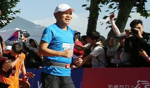 Atletism: Un chinez de 55 ani a alergat 100 de maratoane în 100 de zile consecutive