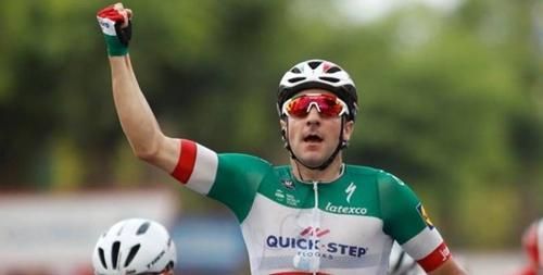 ​VIDEO Turul Spaniei: Elia Viviani (Quick - Step Floors) a câștigat etapa a treia - Michal Kwiatkowski (Sky) rămâne liderul clasamentului general