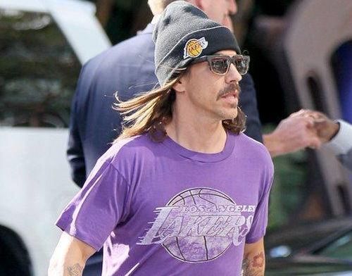 Anthony Kiedis, solistul trupei americane Red Hot Chili Peppers, a fost dat afară de la meciul echipei LA Lakers