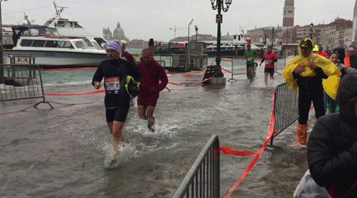 ​VIDEO Alergătorii au "înotat" la Maratonul Veneţiei