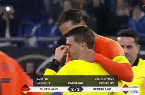 ​VIDEO Moment răvășitor - Ovidiu Hațegan a aflat la meciul Germaniei cu Olanda că i-a murit mama: Arbitrul român, cu ochii în lacrimi, consolat de Virgil van Dijk