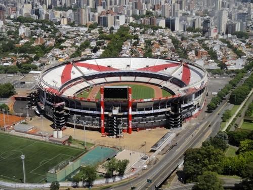 Stadionul Monumental, arhiplin când jucătorii lui River Plate au prezentat Copa Libertadores