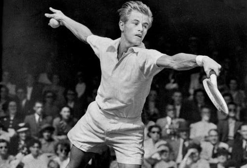 Povestea lui Arthur Larsen, cel supranumit James Dean al tenisului - 
Alcool, țigări, nopți pierdute: Sportul alb, terapie după participarea 
în Al Doilea Război Mondial