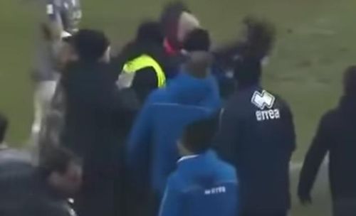 VIDEO Antrenorul, lipsa fair-play-ului, capul în gură dat tehnicianului advers și suspendarea de cinci luni primită